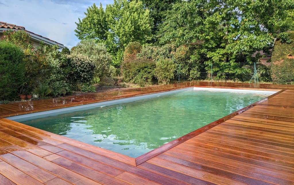 entourage piscine en bois